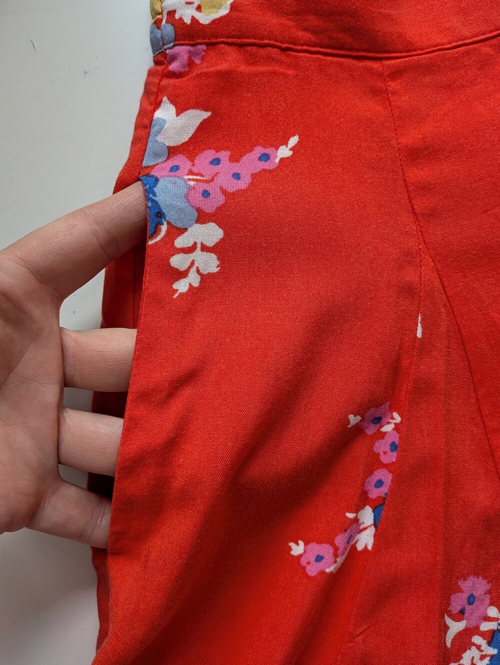 ModCloth Bright Red Retro Floral Pocketed Mini Skirt 🌸✨ - Picture 4 of 11